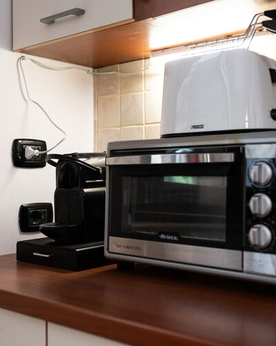 La Vista Mare Da Viola: Elettrodomestico Da Cucina, Elettrodomestico, Dispositivo Elettronico, Apparecchio Major, Piccolo Apparecchio, Controsoffitto, Cucina, Forno A Microonde