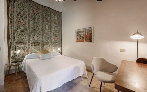 Villa Poggio La Croce: Parete, Interior Design, Pavimentazione, Pavimento, Soffitto, Camera Da Letto, Illuminazione, Camera, Letto, Lenzuolo
