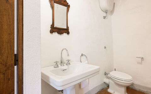Villa Poggio La Croce: Lavandino Del Bagno, Idraulico Fixture, Parete, Lavello, Bagno, Rubinetto, Idraulico, Interior Design, Pavimentazione, Pavimento