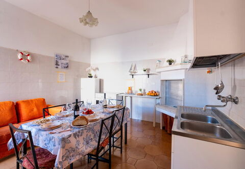 Villa Aloha in Porto Cesareo Ac: Mobilia, Pavimentazione, Interior Design, Pavimento, Sedia, Soffitto, Camera, Cucina & Sala Da Pranzo Tavolo, Appartamento, Cucina