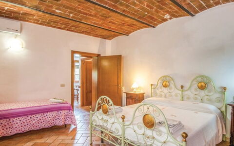 La Fiumara: Mobilia, Interior Design, Pavimento, Pavimentazione, Soffitto, Letto, Biancheria, Camera Da Letto, Telaio Del Letto, Pianta Della Casa