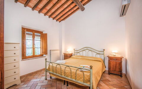 La Fiumara: Letto, Mobilia, Camera Da Letto, Interior Design, Lenzuolo, Bedding, Soffitto, Pavimentazione, Telaio Del Letto, Biancheria