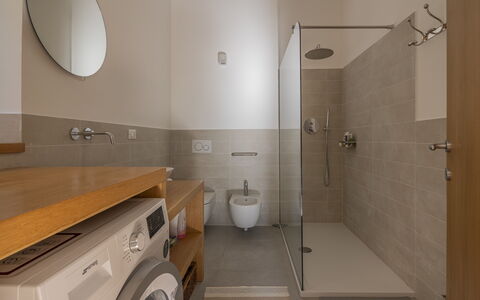 Green Home Seaside, Parking, Wifi, Ac, Genova Nerv: Interior Design, Pavimentazione, Pavimento, Parete, Idraulico Fixture, Lavandino Del Bagno, Bagno, Lavello, Soffitto, Legna