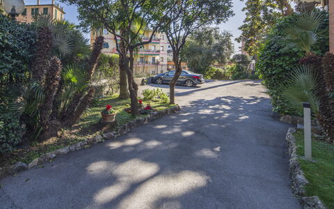 Green Home Seaside, Parking, Wifi, Ac, Genova Nerv: Albero, Manto Stradale, Zona Residenziale, Quartiere, Asfalto, Appartamento, Driveway, Sobborgo, Marciapiede