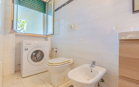 Villa Asami: Bagno, Pavimentazione, Interior Design, Idraulico Fixture, Pavimento, Gabinetto, Toilet Seat, Lavello, Rubinetto, Lavandino Del Bagno