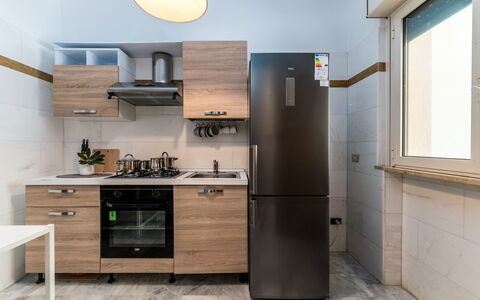 Villa Coralia: Elettrodomestico Da Cucina, Cucina, Apparecchio Major, Cabinetry, Controsoffitto, Legna, Mobilia, Interior Design, Elettrodomestico, Pavimentazione