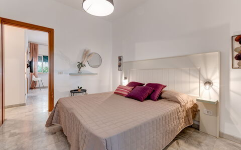 Villa Coralia: Mobilia, Interior Design, Letto, Pavimentazione, Camera Da Letto, Legna, Pavimento, Soffitto, Camera, Lenzuolo