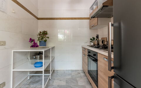 Villa Coralia: Pavimentazione, Controsoffitto, Interior Design, Cucina, Cabinetry, Legna, Pavimento, Mobilia, Elettrodomestico Da Cucina, Apparecchio Major