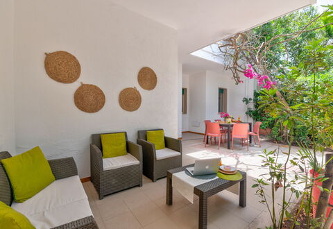 Villa Coralia: Mobilia, Pavimentazione, Interior Design, Pavimento, Sedia, Soffitto, Camera, Soggiorno, Pianta Della Casa, Cucina & Sala Da Pranzo Tavolo