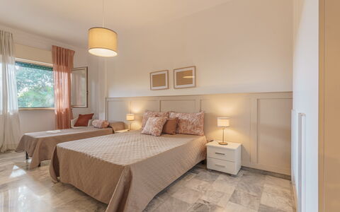 Villa Nami: Mobilia, Interior Design, Pavimentazione, Pavimento, Letto, Camera Da Letto, Soffitto, Legna, Camera, Tessile