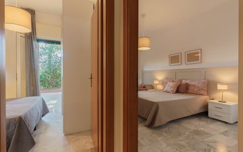 Villa Nami: Interior Design, Pavimentazione, Pavimento, Legna, Soffitto, Camera, Mobilia, Camera Da Letto, Letto, Illuminazione