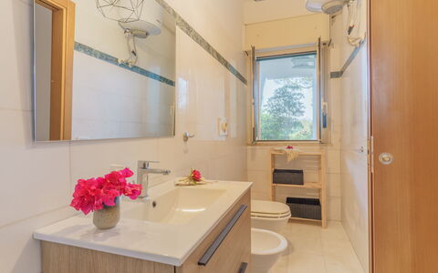 Villa Nami: Bagno, Idraulico Fixture, Interior Design, Pavimentazione, Lavandino Del Bagno, Pavimento, Mobiletto Del Bagno, Specchio, Lavello, Rubinetto