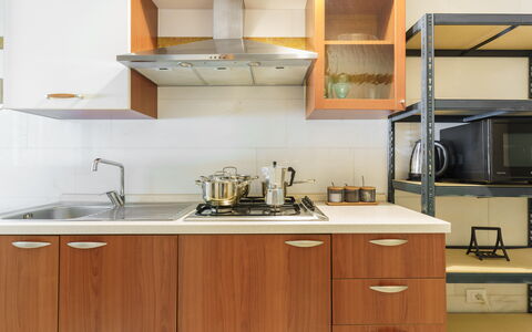 Villa Nami: Elettrodomestico Da Cucina, Cucina, Controsoffitto, Apparecchio Major, Cabinetry, Cucina Stufa, Stufa, Stufa A Gas, Legna, Lavandino Della Cucina