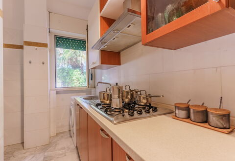 Villa Nami: Cucina, Elettrodomestico Da Cucina, Controsoffitto, Apparecchio Major, Legna, Pavimentazione, Interior Design, Lavandino Della Cucina, Pavimento, Cabinetry