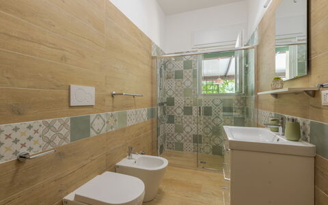 Villa San Vito: Pavimentazione, Pavimento, Piastrella, Idraulico Fixture, Lavello, Bagno, Rubinetto, Idraulico, Lavandino Del Bagno