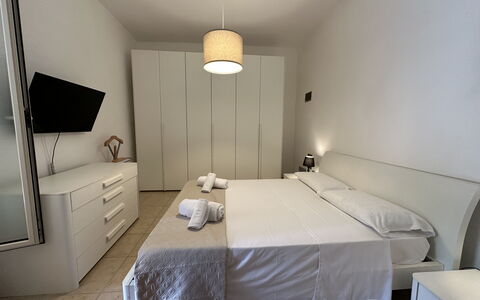 Villa Azzurra: Letto, Interior Design, Camera Da Letto, Mobilia, Pavimentazione, Pavimento, Bedding, Lenzuolo, Tessile, Soffitto