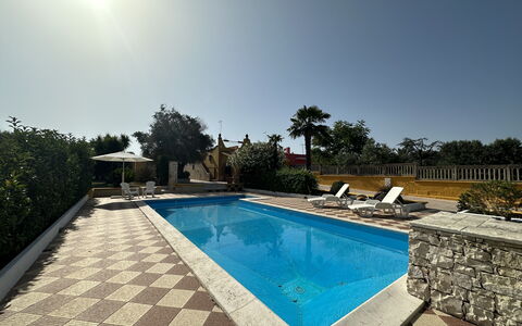 Villa Azzurra: Piscina, Blu, Acqua, Ricorrere, Materiale Composito, Giochi D'Acqua, Flagstone, Shade, Eco Hotel, Piastrella
