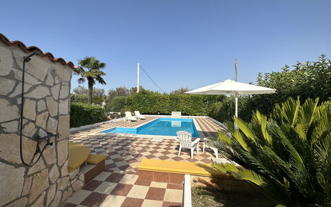 Villa Azzurra: Piscina, Ricorrere, Materiale Composito, Eco Hotel, Shade, Mobili Da Esterno, Hacienda, Flagstone, Landscaping, Estate