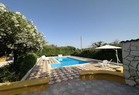 Villa Azzurra: Piscina, Materiale Composito, Ricorrere, Estate, Landscaping, Eco Hotel, Shade, Piastrella, Giochi D'Acqua, Hacienda