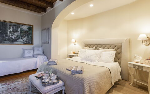 Villa Zambra: Mobilia, Letto, Interior Design, Camera Da Letto, Bedding, Parete, Pavimento, Lenzuolo, Camera, Pavimentazione