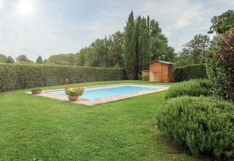 Villa Zambra: Piscina, Arbusto, Giardino, Prato, Landscaping, Hedge, Backyard, Shade, Cortile, Design
