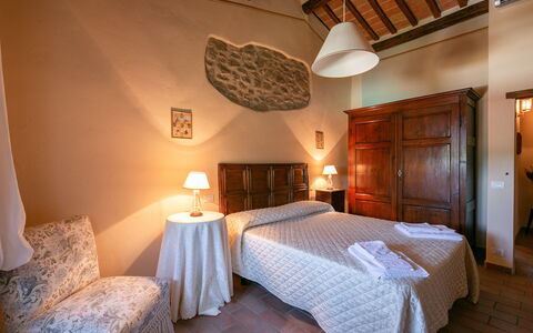 Villa Gelsi: Parete, Mobilia, Camera Da Letto, Letto, Interior Design, Pavimentazione, Pavimento, Casa, Telaio Del Letto, Camera