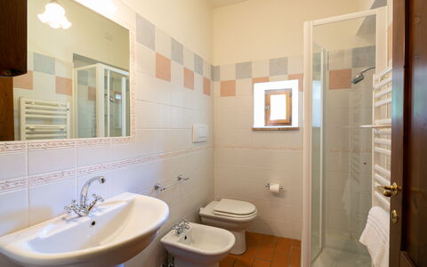 Villa Gelsi: Pavimentazione, Interior Design, Pavimento, Soffitto, Camera, Idraulico Fixture, Bagno, Piastrella, Lavello