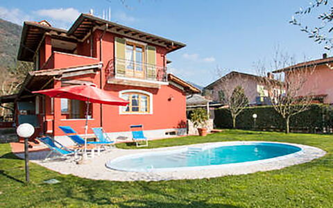 Villa Camaiore: Zona Residenziale, Casa, Casa, Prato, Estate, Giardino, Cortile, Hacienda, Villa, Dipingere