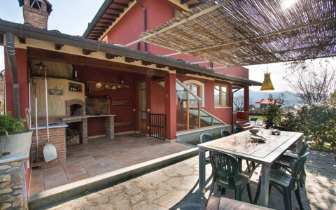 Villa Camaiore: Mobilia, Sedia, Casa, Portico, Villetta, Shade, Cucina & Sala Da Pranzo Tavolo, Color Legno, Mobili Da Esterno, Vaso Di Fiori