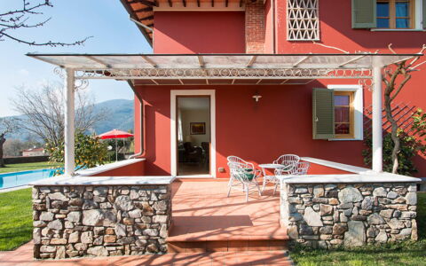 Villa Camaiore: Sedia, Balcone, Shade, Portico, Tenda, Pianta Della Casa, Dipingere, Struttura Esterna, Hacienda, Villa