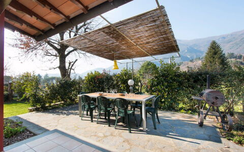 Villa Camaiore: Mobilia, Shade, Mobili Da Esterno, Tavolo Esterno, Sedia, Giardino, Catena Montuosa, Struttura Esterna, Eco Hotel, Flagstone