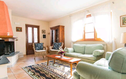 Villa Camaiore: Mobilia, Interior Design, Pavimentazione, Pavimento, Divano, Camera, Soffitto, Soggiorno, Tavolo, Illuminazione
