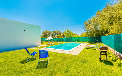 Villa Eufriama: Blu, Piscina, Prato, Erba Sintetica, Landscaping, Shade, Design, Ricorrere, Backyard, Hotel