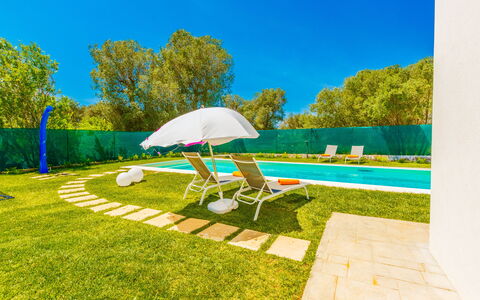Villa Eufriama: Blu, Piscina, Prato, Giardino, Tempo Libero, Ricorrere, Backyard, Erba Sintetica, Shade, Landscaping