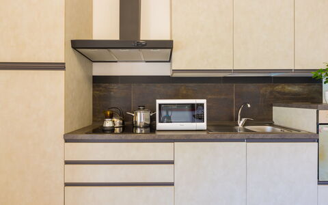 Villa Eufriama: Cucina, Controsoffitto, Elettrodomestico Da Cucina, Cabinetry, Interior Design, Legna, Mobilia, Apparecchio Major, Pavimentazione, Elettrodomestico