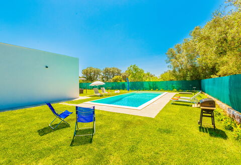 Villa Eufriama: Blu, Piscina, Prato, Erba Sintetica, Landscaping, Shade, Design, Ricorrere, Backyard, Hotel