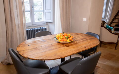 Stylish Apartment: Mobilia, Interior Design, Tavolo, Pavimentazione, Legna, Pavimento, Sedia, Cucina & Sala Da Pranzo Tavolo, Sala Da Pranzo, Camera