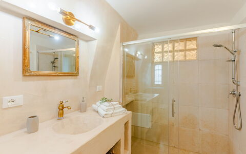 Casa Lea: Idraulico Fixture, Bagno, Parete, Interior Design, Pavimentazione, Lavandino Del Bagno, Legna, Pavimento, Rubinetto, Lavello
