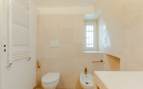 Casa Lea: Bagno, Toilet Seat, Pavimentazione, Idraulico Fixture, Parete, Pavimento, Gabinetto, Interior Design, Idraulico, Piastrella