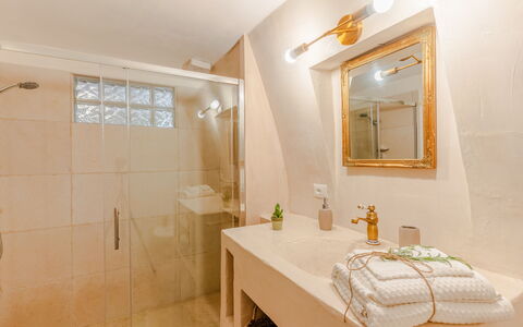 Casa Lea: Interior Design, Idraulico Fixture, Bagno, Parete, Pavimentazione, Legna, Pavimento, Lavandino Del Bagno, Rubinetto, Illuminazione