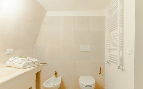 Casa Lea: Pavimentazione, Toilet Seat, Pavimento, Parete, Bagno, Gabinetto, Idraulico Fixture, Legna, Interior Design, Soffitto