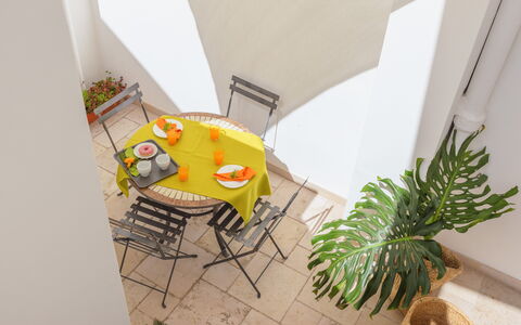 Dimora Storica: Legna, Mobilia, Interior Design, Pavimentazione, Pavimento, Tavolo, Sedia, Vaso Di Fiori, Pianta Della Casa, Cucina & Sala Da Pranzo Tavolo