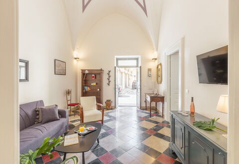 Dimora Storica: Pavimentazione, Parete, Interior Design, Pavimento, Soffitto, Camera, Modanatura, Cornice, Soggiorno