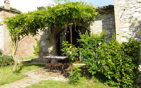 Appartamento Il Fienile Del Sole, Wifi, Perugia: Arbusto, Giardino, Brick, Muro ​​Di Pietra, Shade, Backyard, Cortile, Landscaping, Hacienda