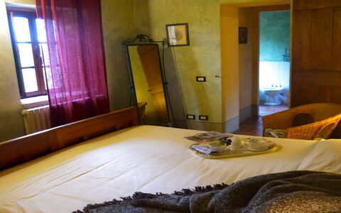 Appartamento Rustico, Wifi, Perugia: Letto, Camera Da Letto, Mobilia, Lenzuolo, Interior Design, Bedding, Pavimento, Pavimentazione, Legna, Biancheria