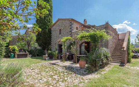 Appartamento Scuderia Del Borgo, Wifi, Perugia: Arbusto, Casa, Porta, Casa, Estate, Giardino, Villetta, Brick, Landscaping