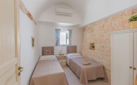 Lamia Del Vespro: Pavimento, Soffitto, Pavimentazione, Camera Da Letto, Appartamento, Letto, Bedding, Telaio Del Letto, Cuscino, Hotel