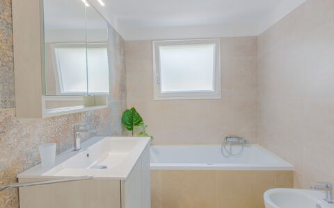 Casa Nonna Netta: Bagno, Idraulico Fixture, Vasca Da Bagno, Pavimentazione, Interior Design, Pavimento, Rubinetto, Lavandino Del Bagno, Lavello, Idraulico