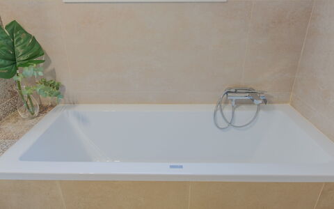 Casa Nonna Netta: Idraulico Fixture, Bagno, Vasca Da Bagno, Pavimentazione, Idraulico, Pavimento, Materiale Composito, Rubinetto, Materiali Naturali, Piastrella