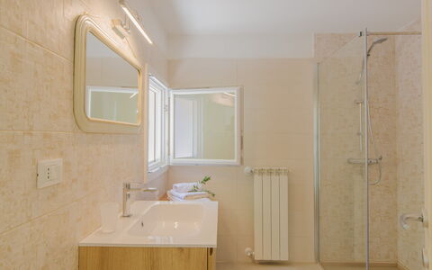 Casa Nonna Netta: Pavimentazione, Parete, Idraulico Fixture, Bagno, Pavimento, Interior Design, Lavandino Del Bagno, Rubinetto, Lavello, Soffitto